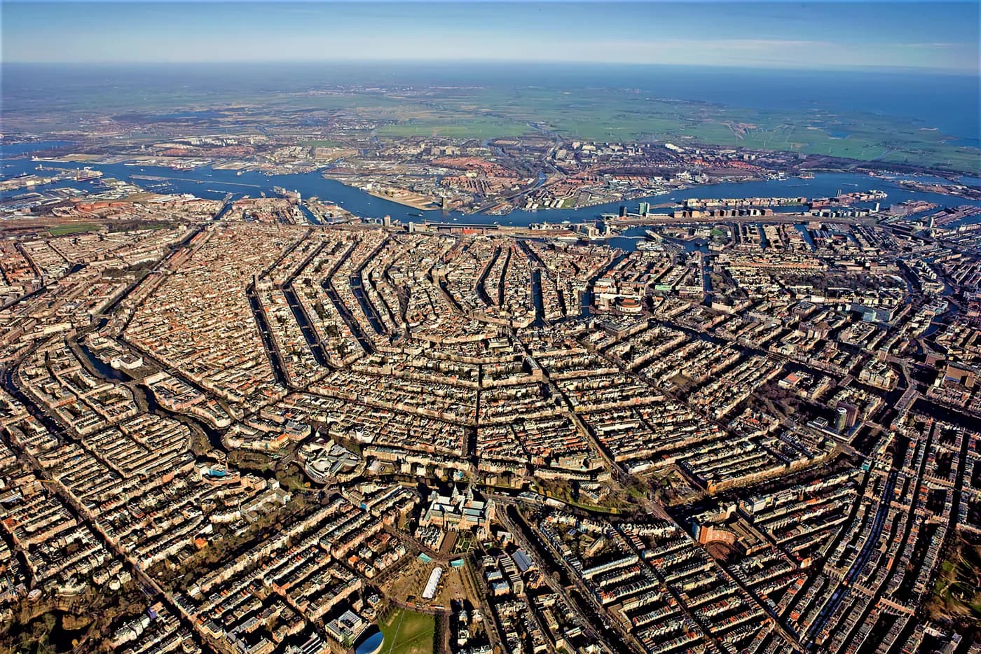 De grachtengordel van Amsterdam vanuit de lucht