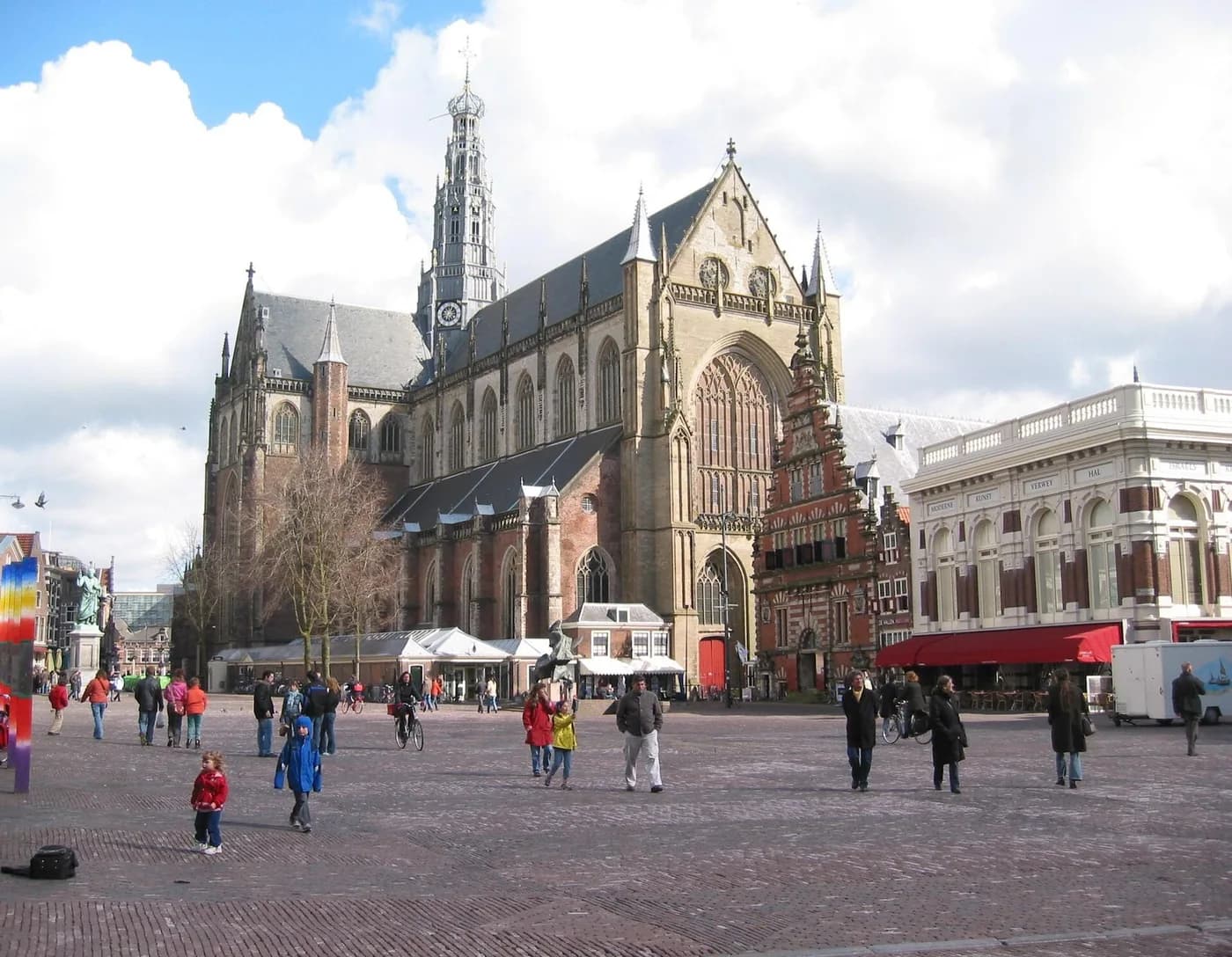 De Grote Markt met de Sint-Bavokerk in Haarlem
