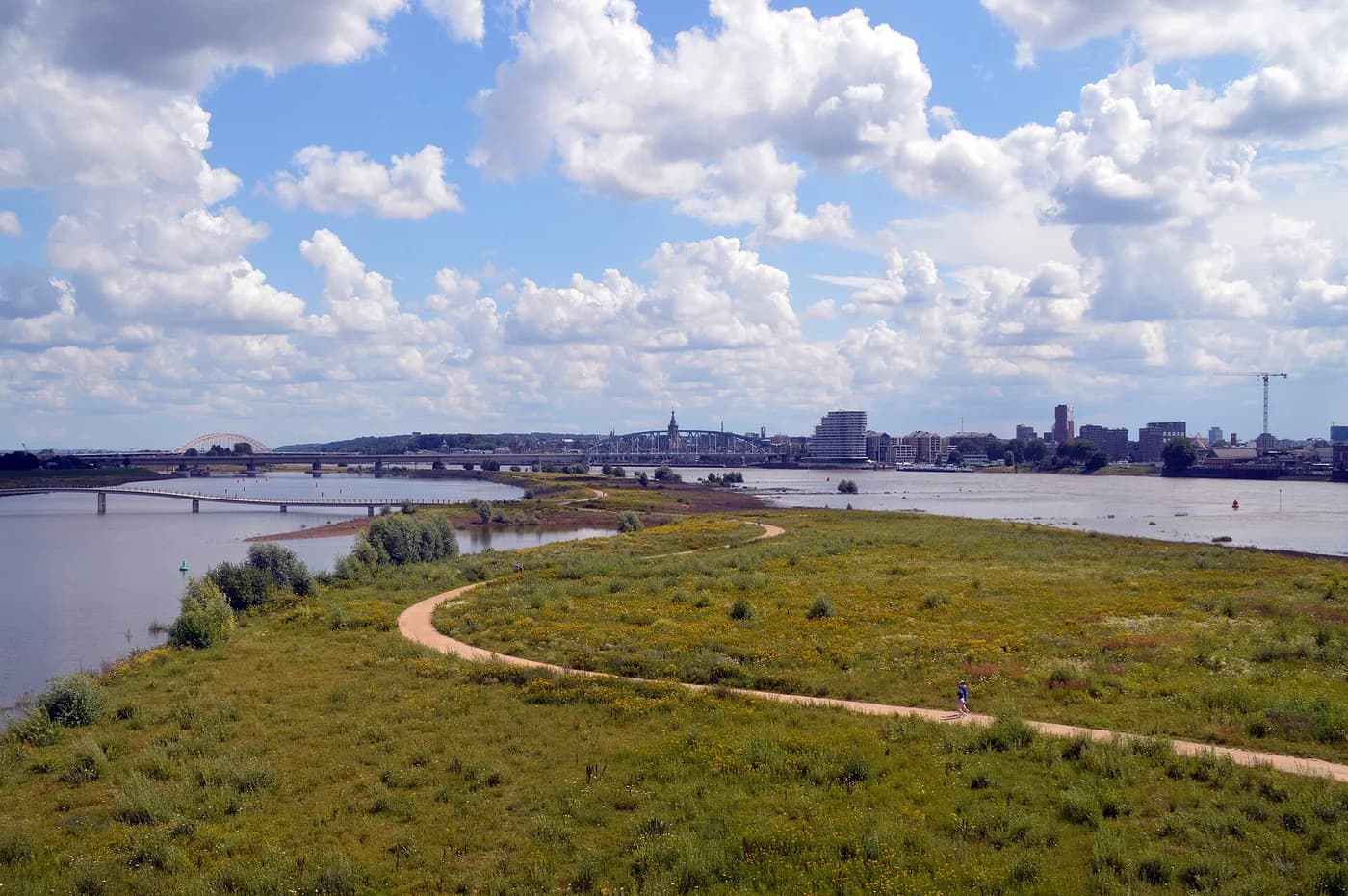 De skyline van Nijmegen aan de Waal